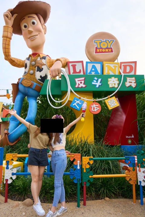 隨客戶入迪士尼拍照