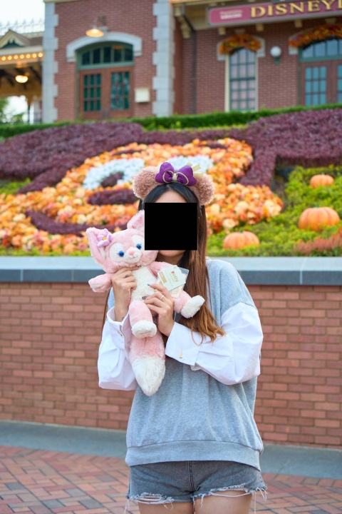 隨客戶入迪士尼拍照