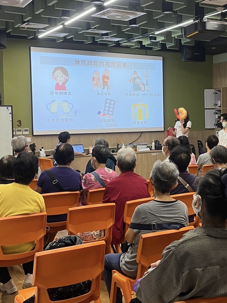 於社區中心進行營養講座