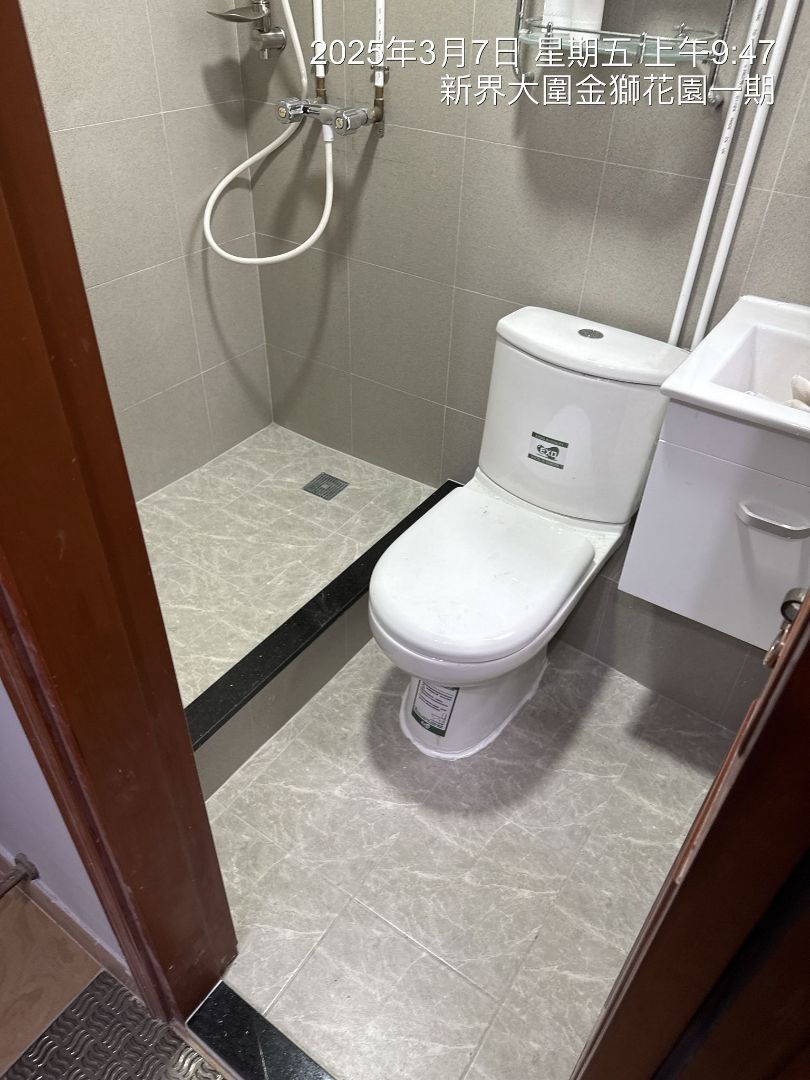 浴室防水完成貼瓦。