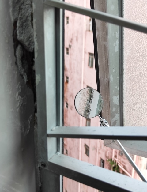 窗框邊爆裂