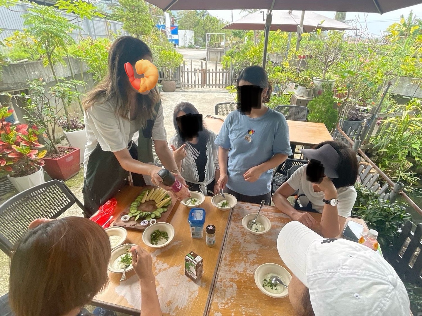 為基層媽媽進行健康煮食工作坊，製造乳酪沙律醬
