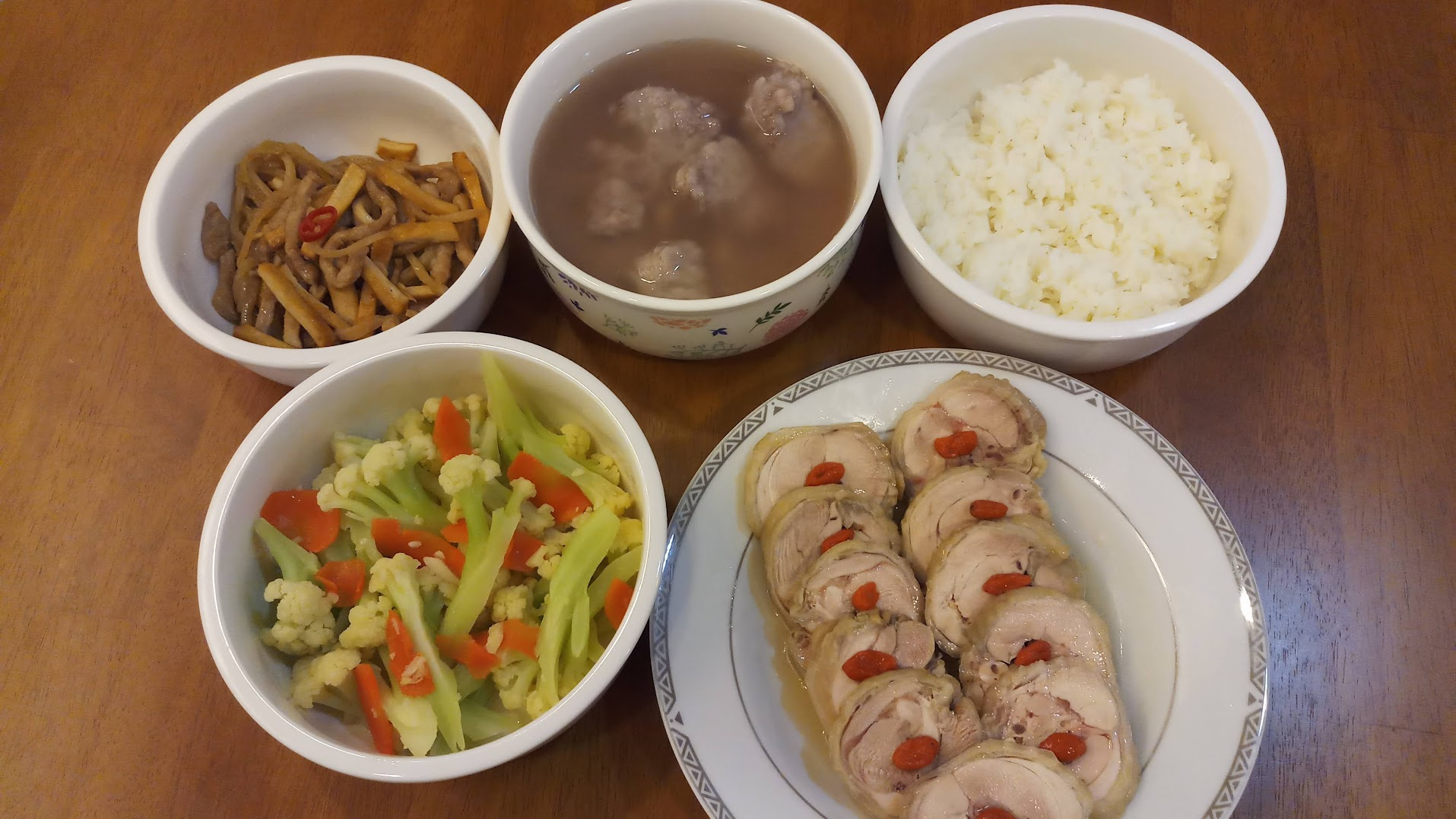月子餐: 白花椰, 干絲, 醉雞, 芋頭甜湯. 