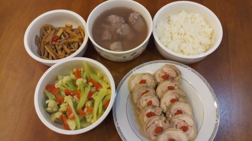 月子餐: 白花椰, 干絲, 醉雞, 芋頭甜湯. 