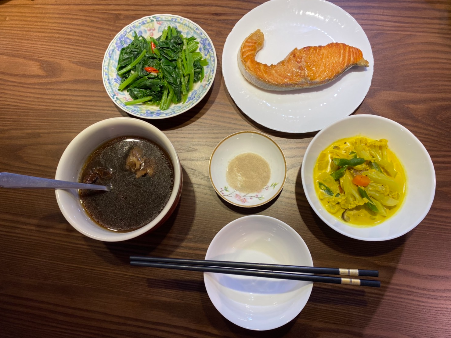 月子餐: 煎鮭魚, 咖哩燉菜, 炒時蔬, 黑豆排骨湯