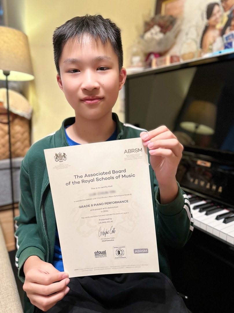 賢賢4歲開始跟梁老師開始學鋼琴👦🏻
12歲就完成鋼琴八級☺️👍🏻