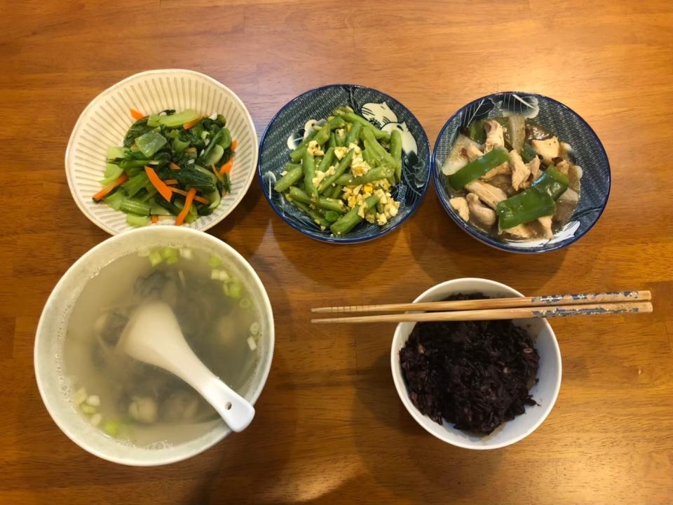 養身餐 : 豆鼓雞丁, 四季豆鹹蛋, 青江菜, 鮮蚵湯, 紫米飯