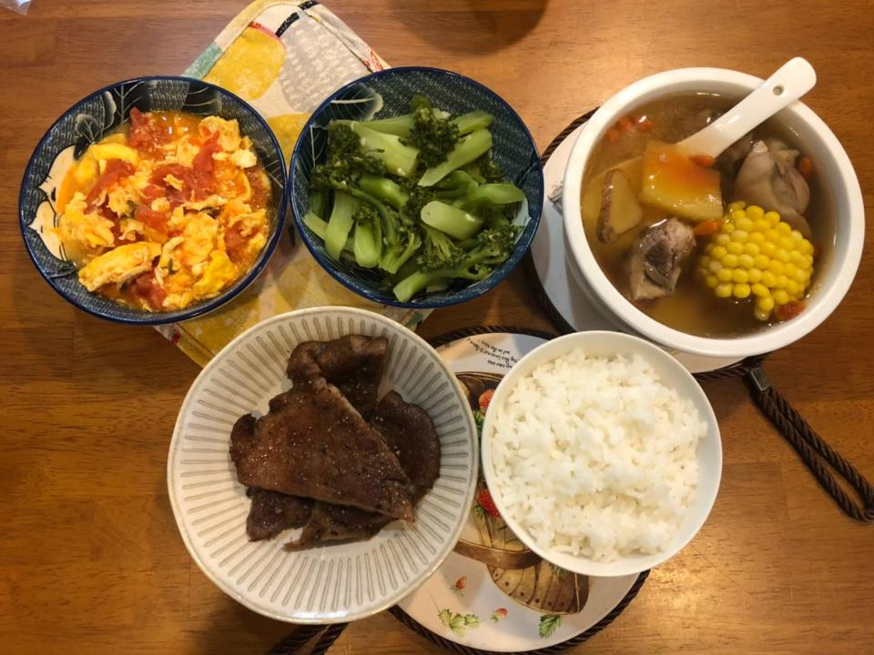 月子餐: 煎牛肉片, 蕃茄蛋, 炒時蔬, 玉米雞湯. 