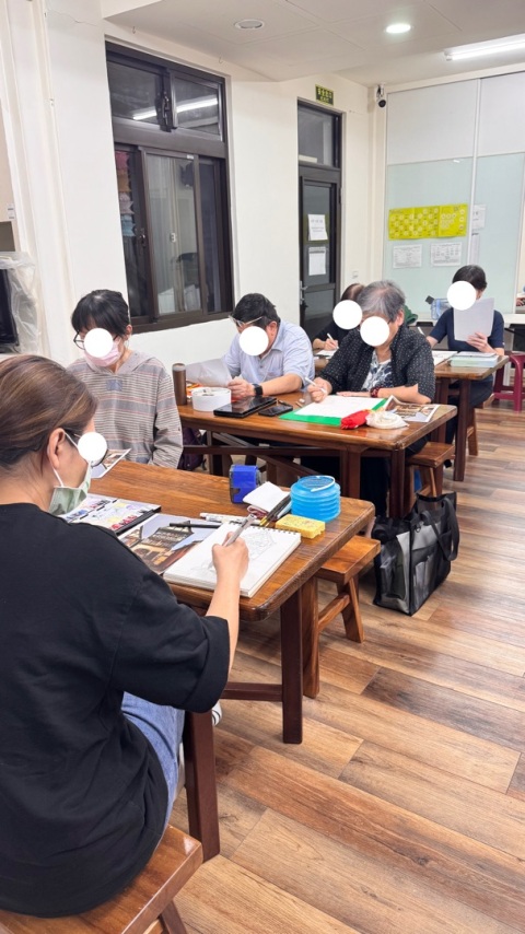 成人班上課側拍