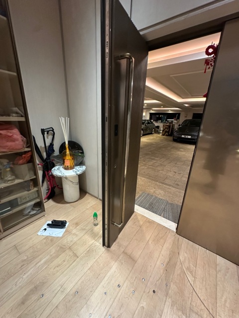 安裝300 kg防彈門