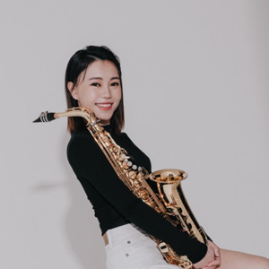 Miss Chui 中大音樂系畢業，主修色士風及音樂教育
